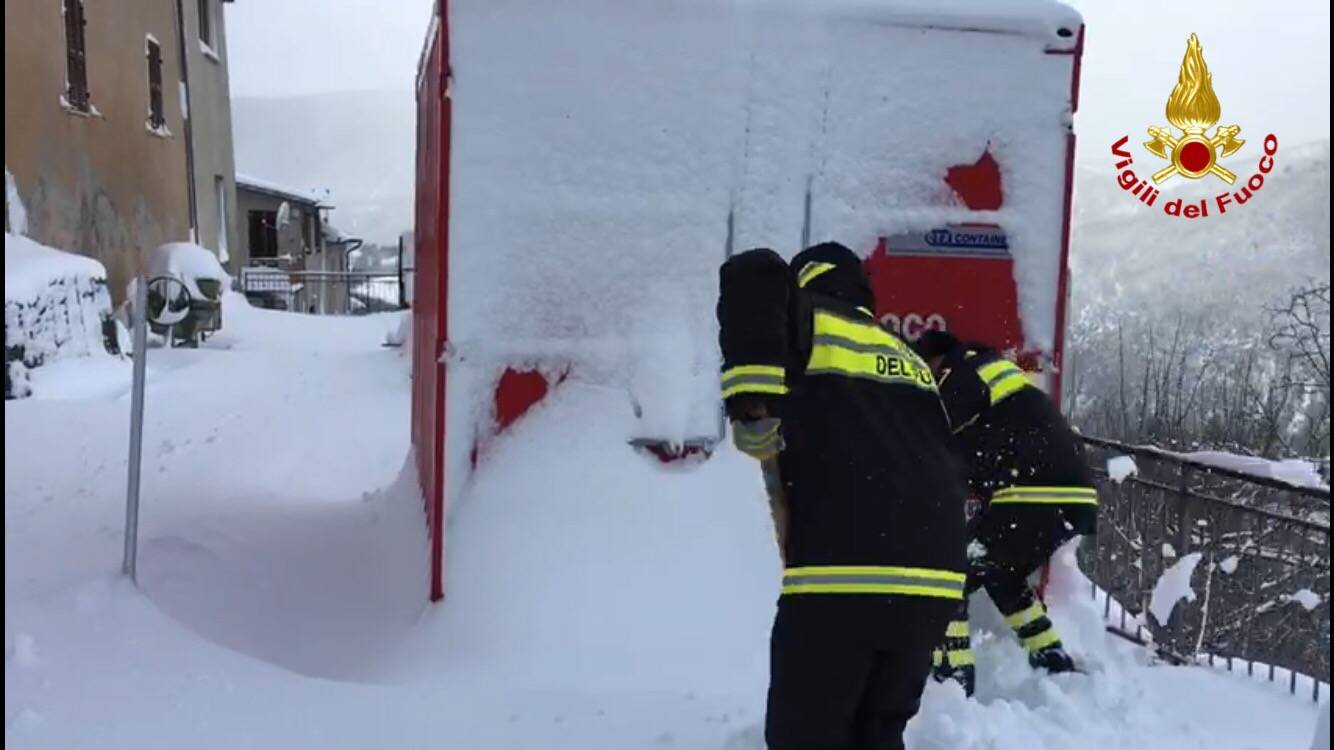 I vigili del fuoco al lavoro tra i terremotati