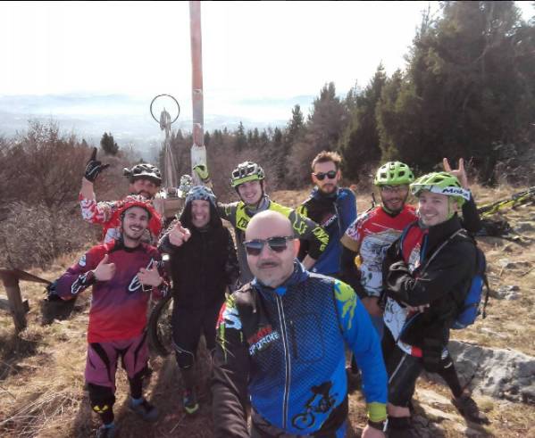 In bici in mezzo alla natura. Noi sporchiamo solo le ruote