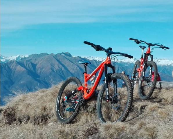 In bici in mezzo alla natura. Noi sporchiamo solo le ruote