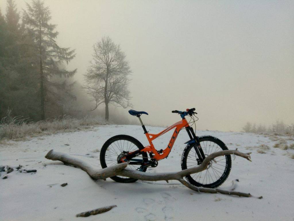 In bici in mezzo alla natura. Noi sporchiamo solo le ruote