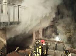 Incendio a Bardello, auto in fiamme