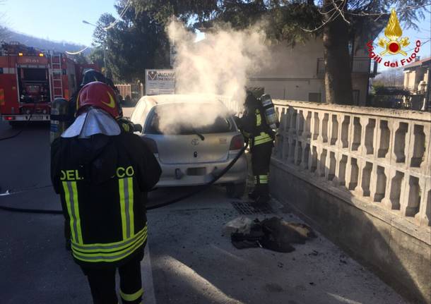 incendio auto cuvio gennaio 2017