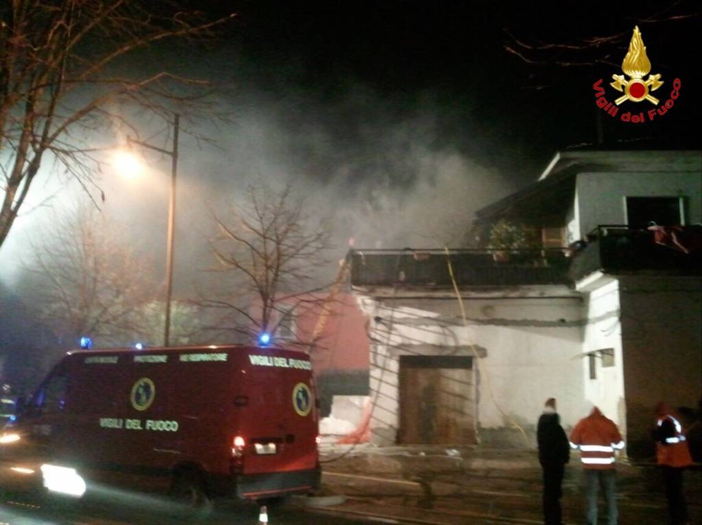 incendio tetto caronno pertusella