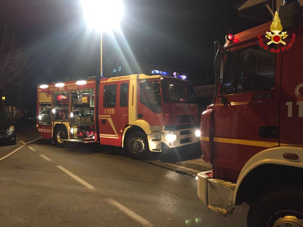 incendio tetto caronno pertusella