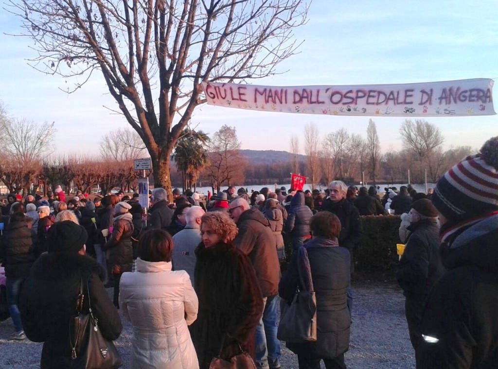 La Fiaccolata per l'Ospedale di Angera