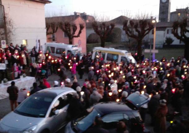 La fiaccolata per l’ospedale di Angera