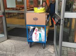 La raccolta di abiti per i senzatetto