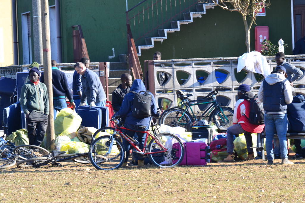 Lo sgombero dei profughi di Samarate