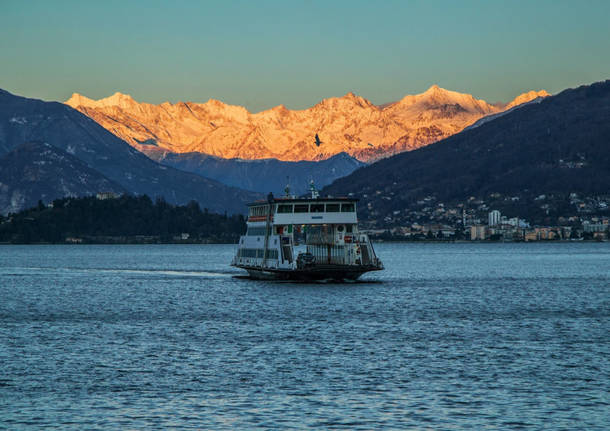 traghetto navigazione lago maggiore laveno mombello ulisse piana