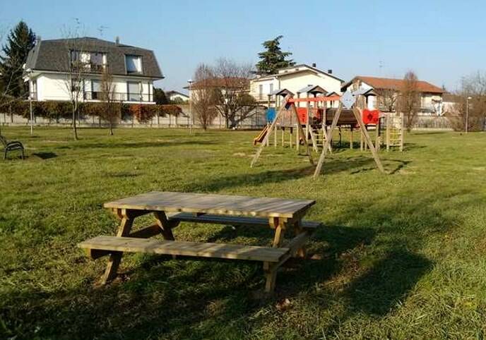 Vanzago  panchine parco via Assisi