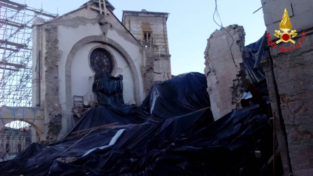 vigili del fuoco impegnati a norcia