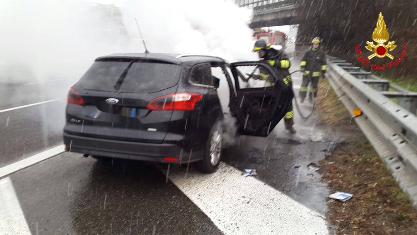 Auto in fiamme in autostrada