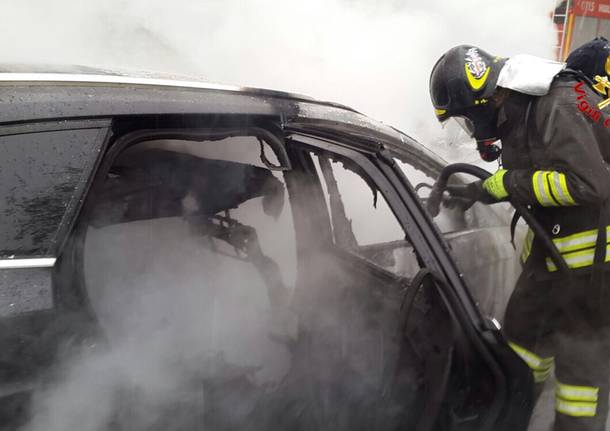 Auto in fiamme in autostrada