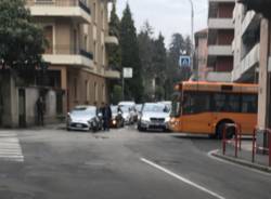 scontro fra auto e bus in via Grandi a Varese