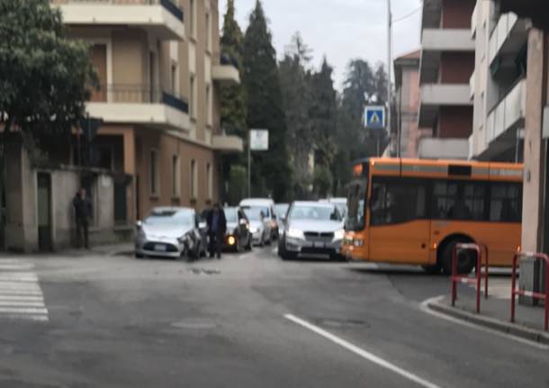 scontro fra auto e bus in via Grandi a Varese