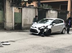 scontro fra auto e bus in via Grandi a Varese