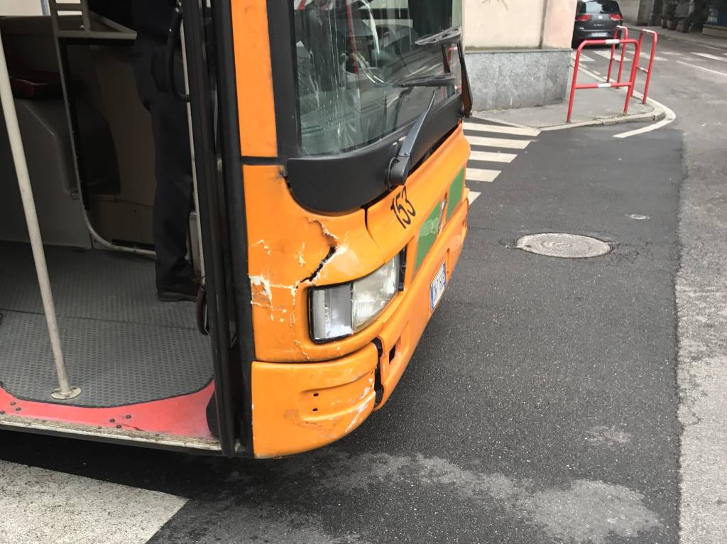 scontro fra auto e bus in via Grandi a Varese