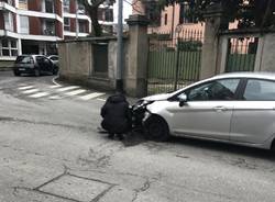 scontro fra auto e bus in via Grandi a Varese