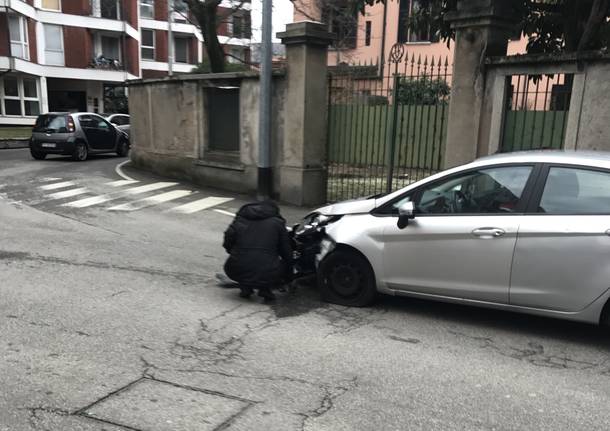 Scontro fra auto e bus in via Grandi a Varese