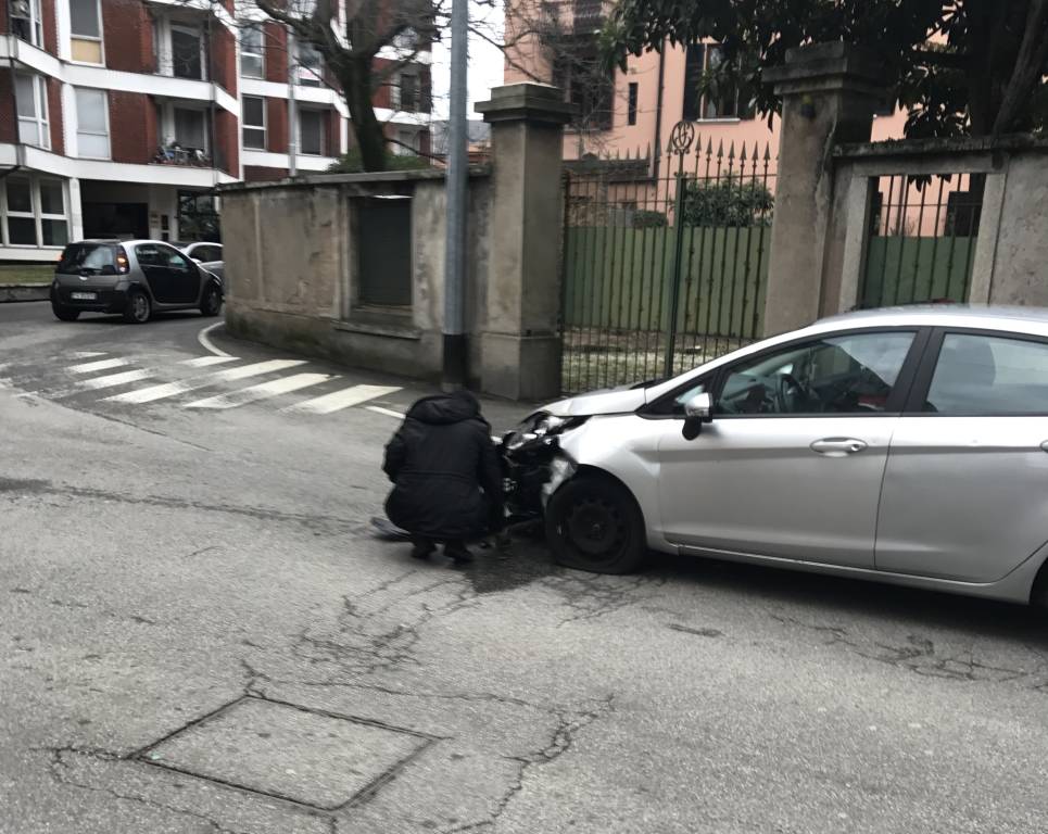 scontro fra auto e bus in via Grandi a Varese