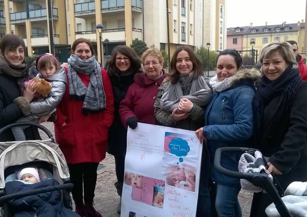 Il flash mob sull\'allattamento a Malnate