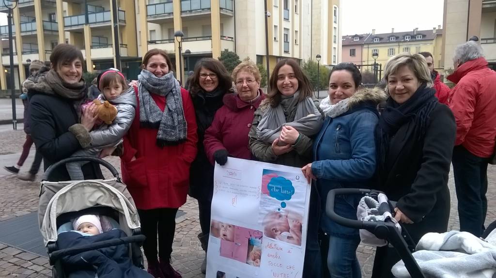 Il flash mob sull\'allattamento a Malnate