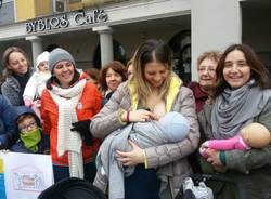 Il flash mob sull\'allattamento a Malnate