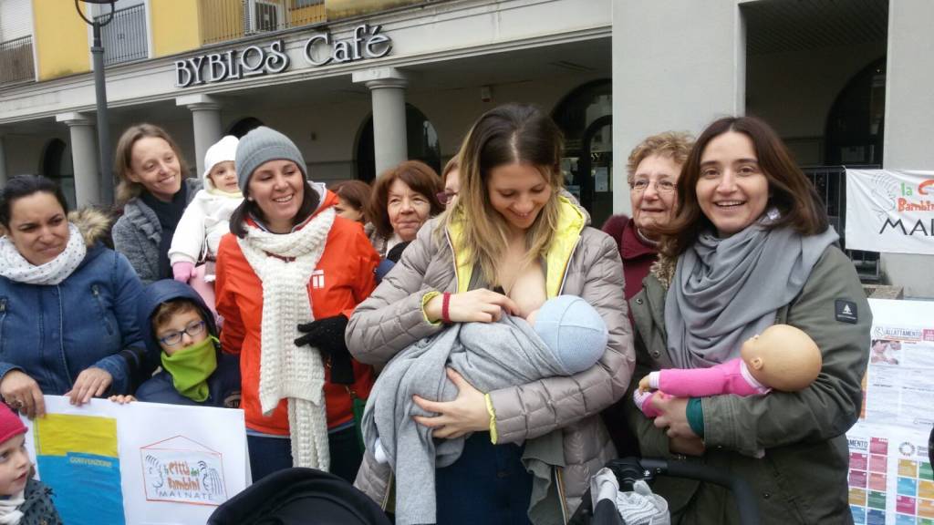 Il flash mob sull\'allattamento a Malnate