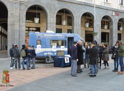 La polizia in piazza contro la violenza di genere