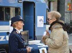 La polizia in piazza contro la violenza di genere