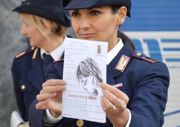 La polizia in piazza contro la violenza di genere