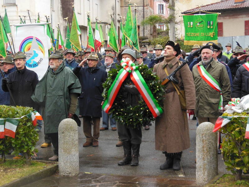 L\'omaggio degli Alpini ai Caduti