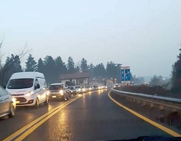 A-8, il traffico infernale in entrata a Varese