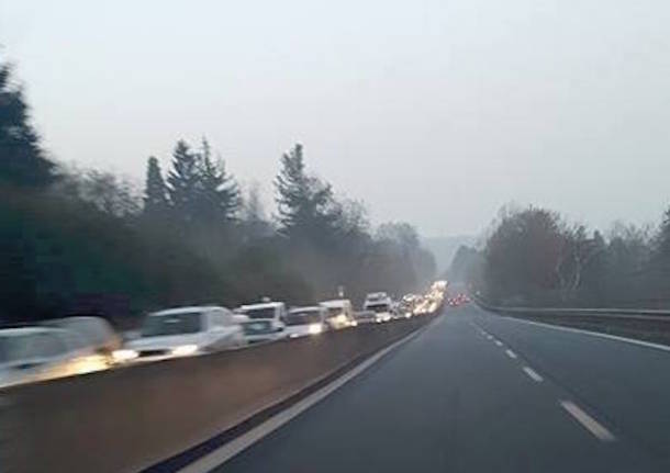 A-8, il traffico infernale in entrata a Varese