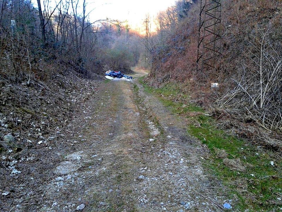 Valganna, la discarica di fianco alla statale