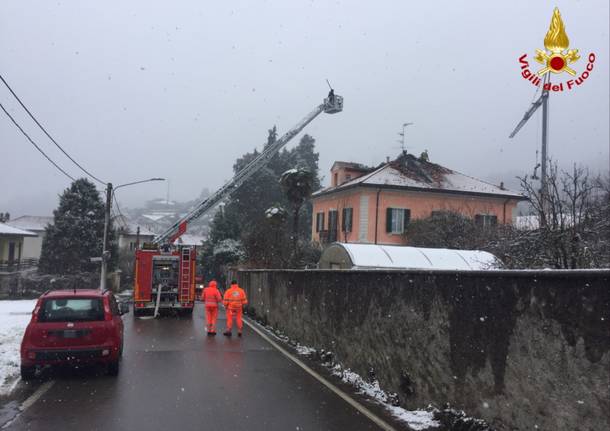 Incendio al tetto di una casa a Casale Litta