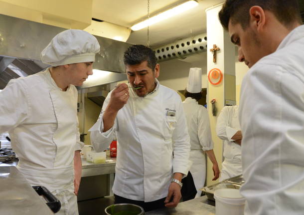 Chef Garzillo "sfida" i ragazzi del De Filippi