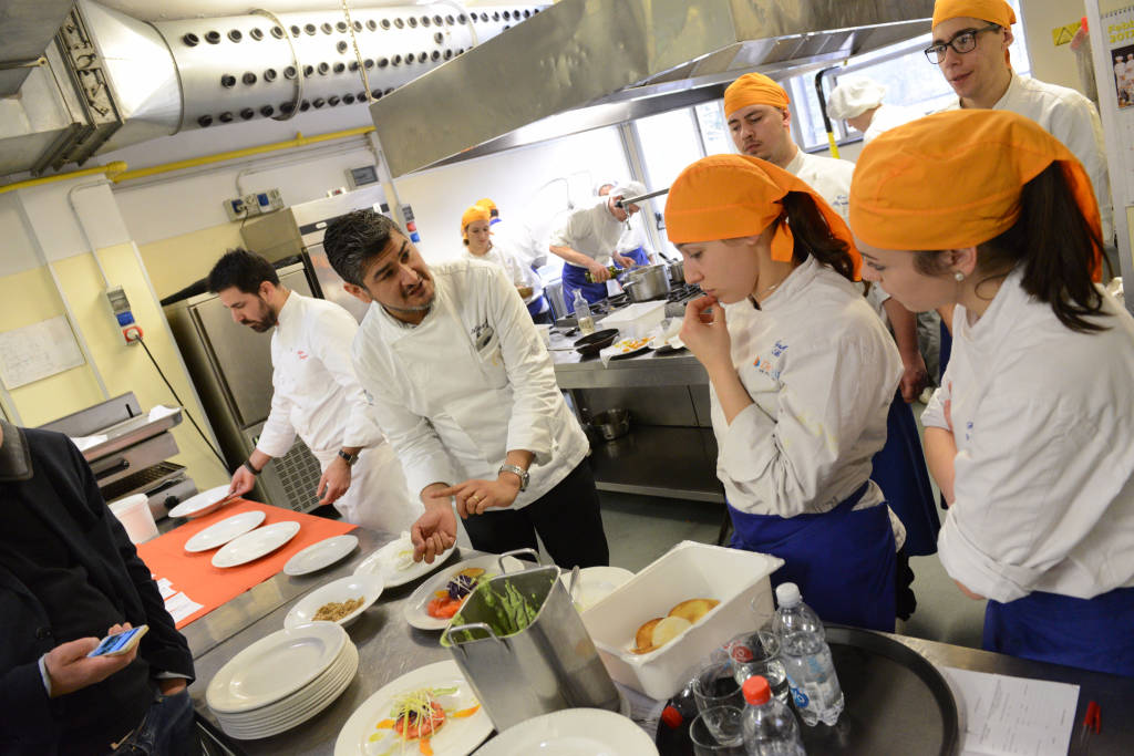 Chef Garzillo "sfida" i ragazzi del De Filippi