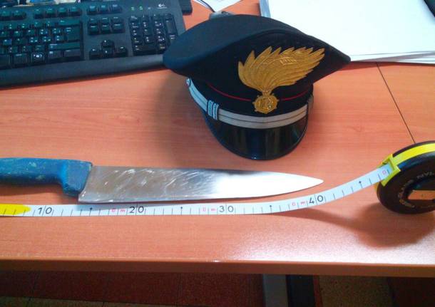 coltello carabinieri busto arsizio