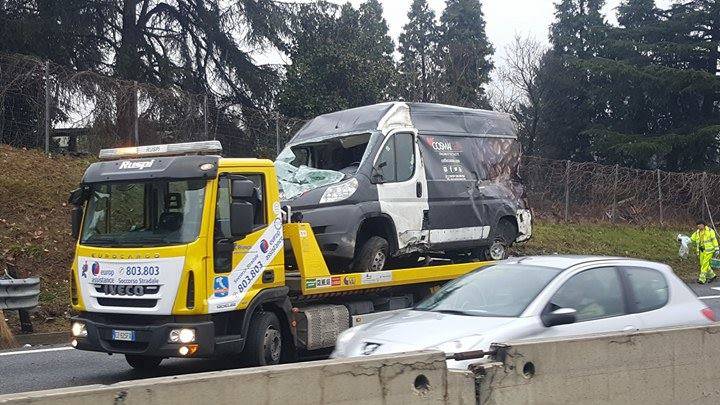 Furgone ribaltato in A8, traffico in direzione Varese