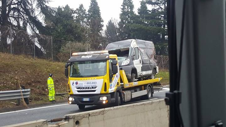 Furgone ribaltato in A8, traffico in direzione Varese