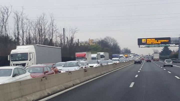 Furgone ribaltato in A8, traffico in direzione Varese