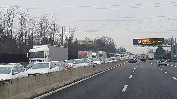 Furgone ribaltato in A8, traffico in direzione Varese