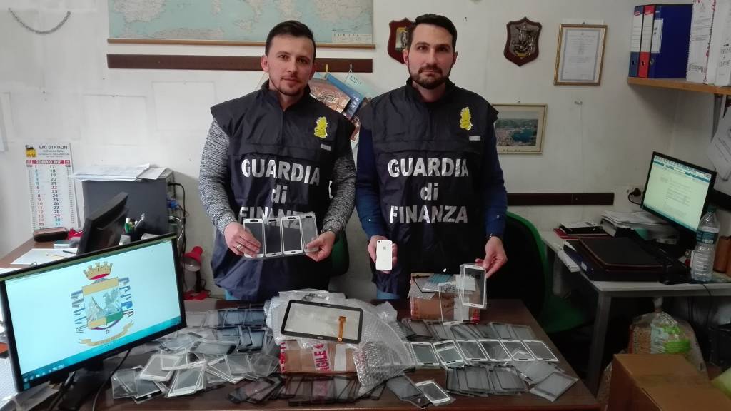Guardia di Finanza Gallarate sequestro iPhone