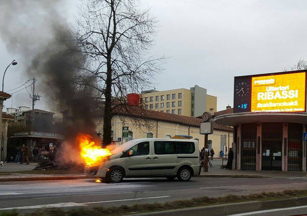 incendio auto varese