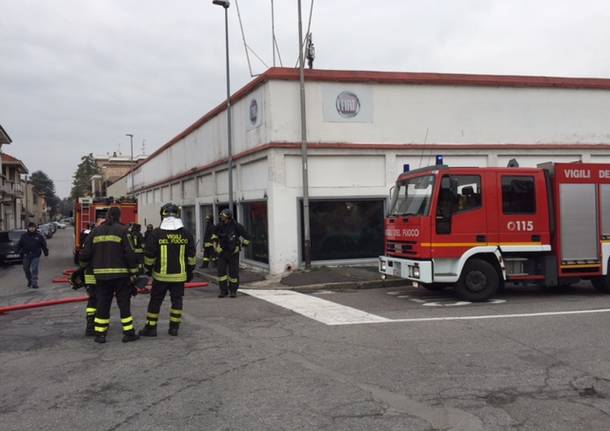 Fiamme nella ex concessionaria Fiat