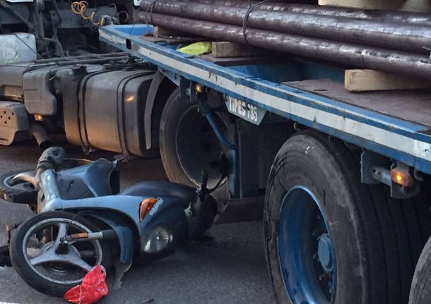 Incidente camion scooter solbiate arno