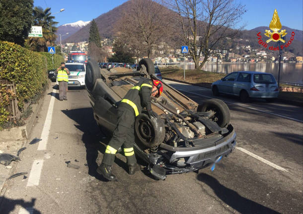 Lavena Ponte Tresa, auto ribaltata sulla Sp61