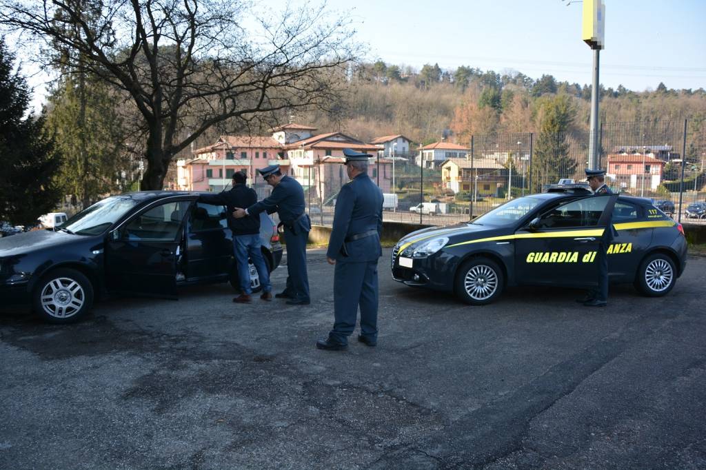 Lingotti d'oro e contanti nascosti nell'auto