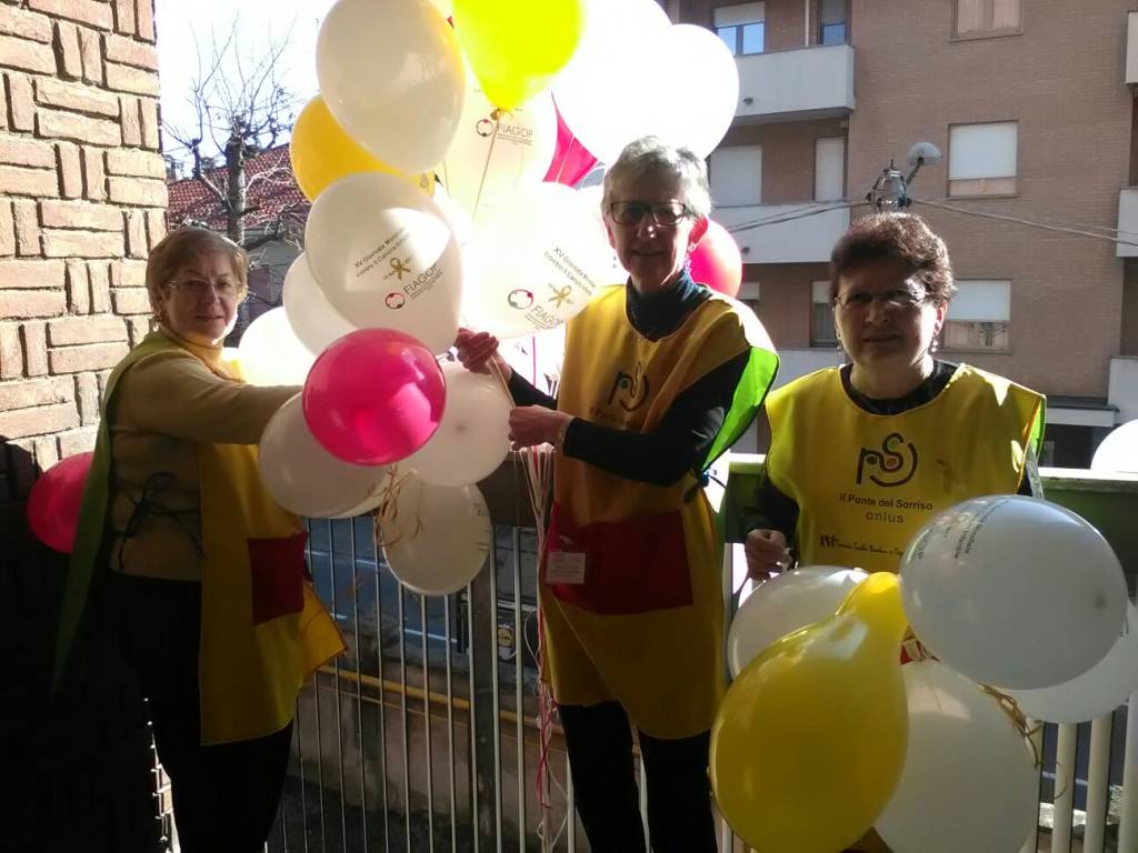 Palloncini bianchi per la giornata mondiale contro il cancro infantile